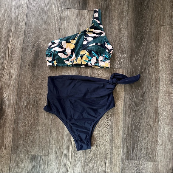 High waisted bikini size Medium - Picture 2 of 10